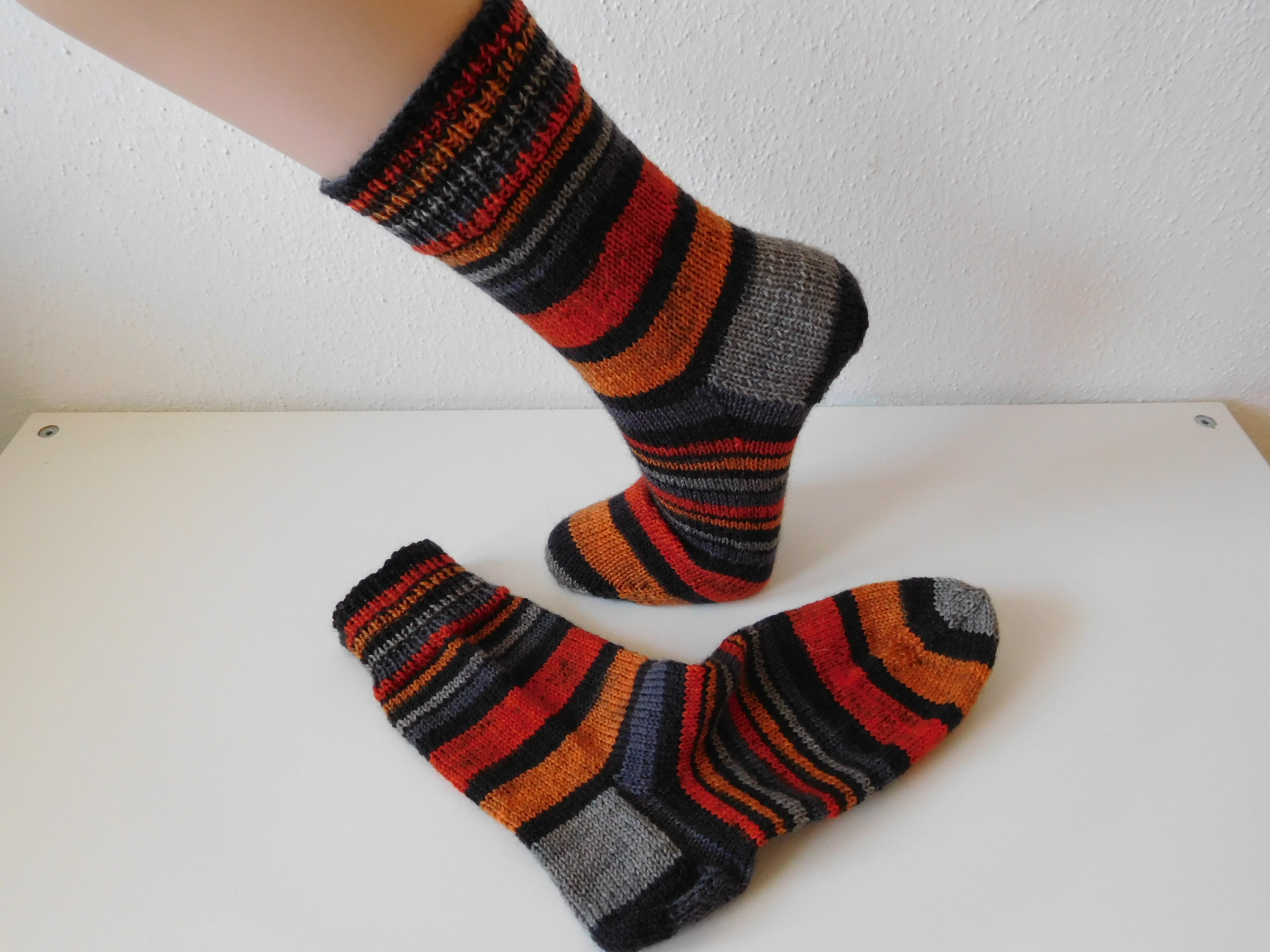 Handgestrickte Wollsocken Gr. 38 - Grau Orange gestreift – Bild 2