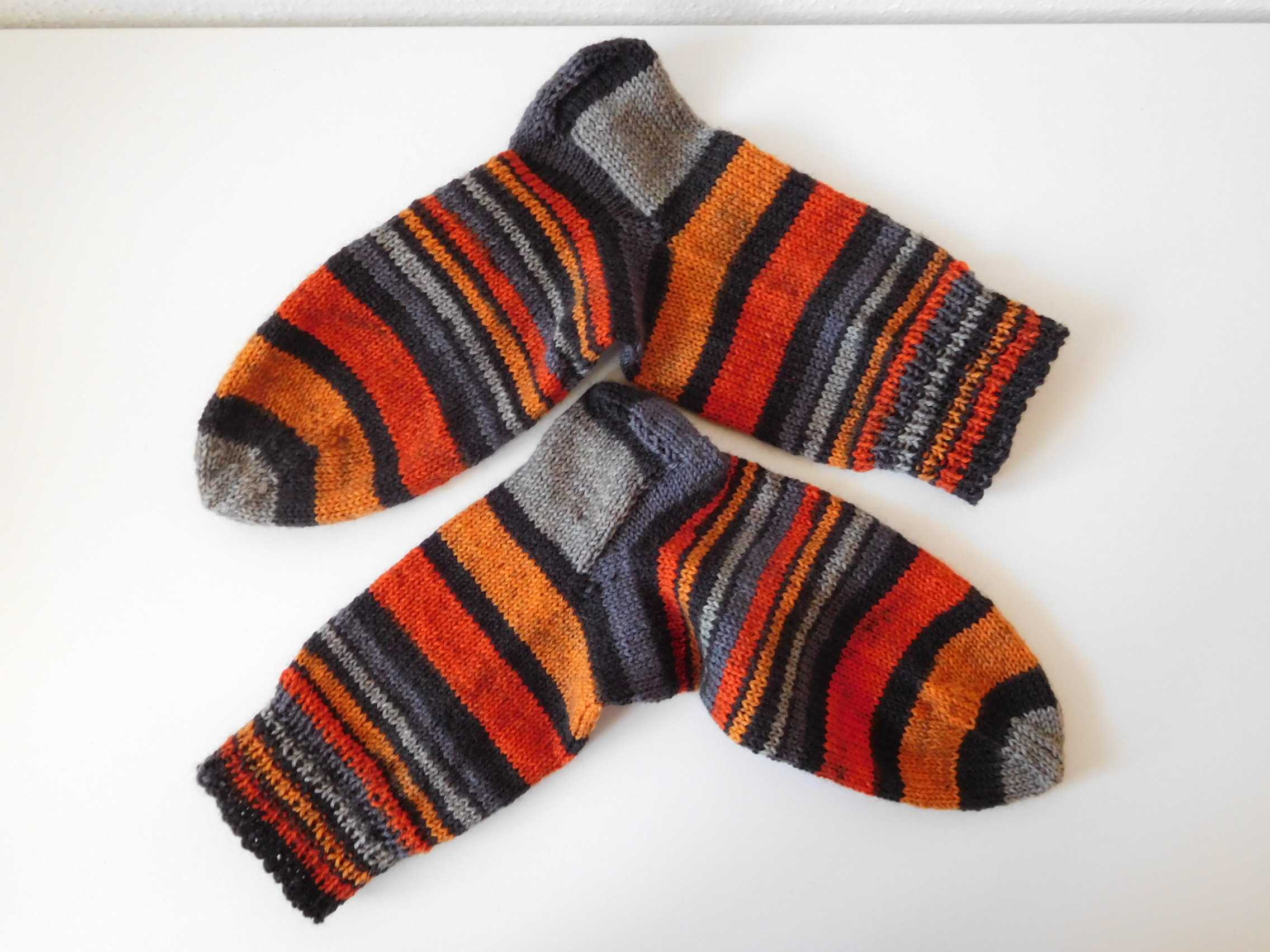 Handgestrickte Wollsocken Gr. 38 - Grau Orange gestreift – Bild 3