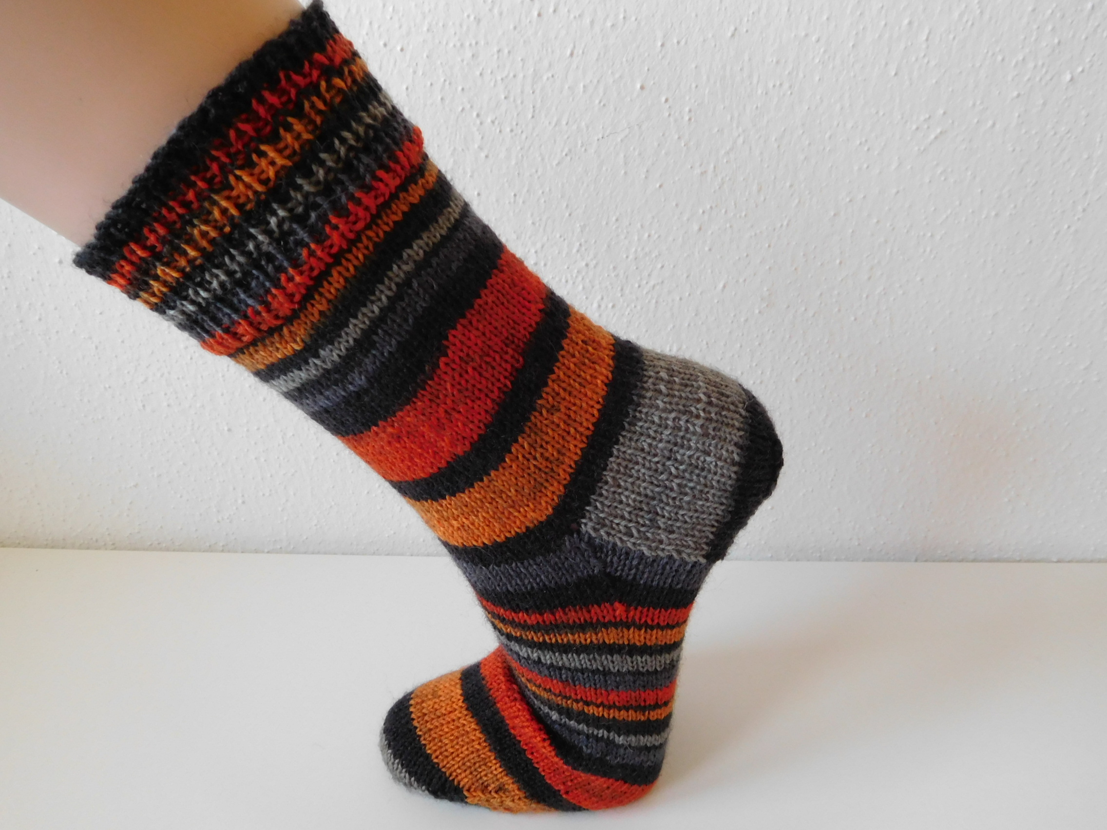 Handgestrickte Wollsocken Gr. 38 - Grau Orange gestreift