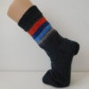 Handgestrickte Wollsocken Gr. 44 – Grau mit Streifenmuster im Bein – Bild 2