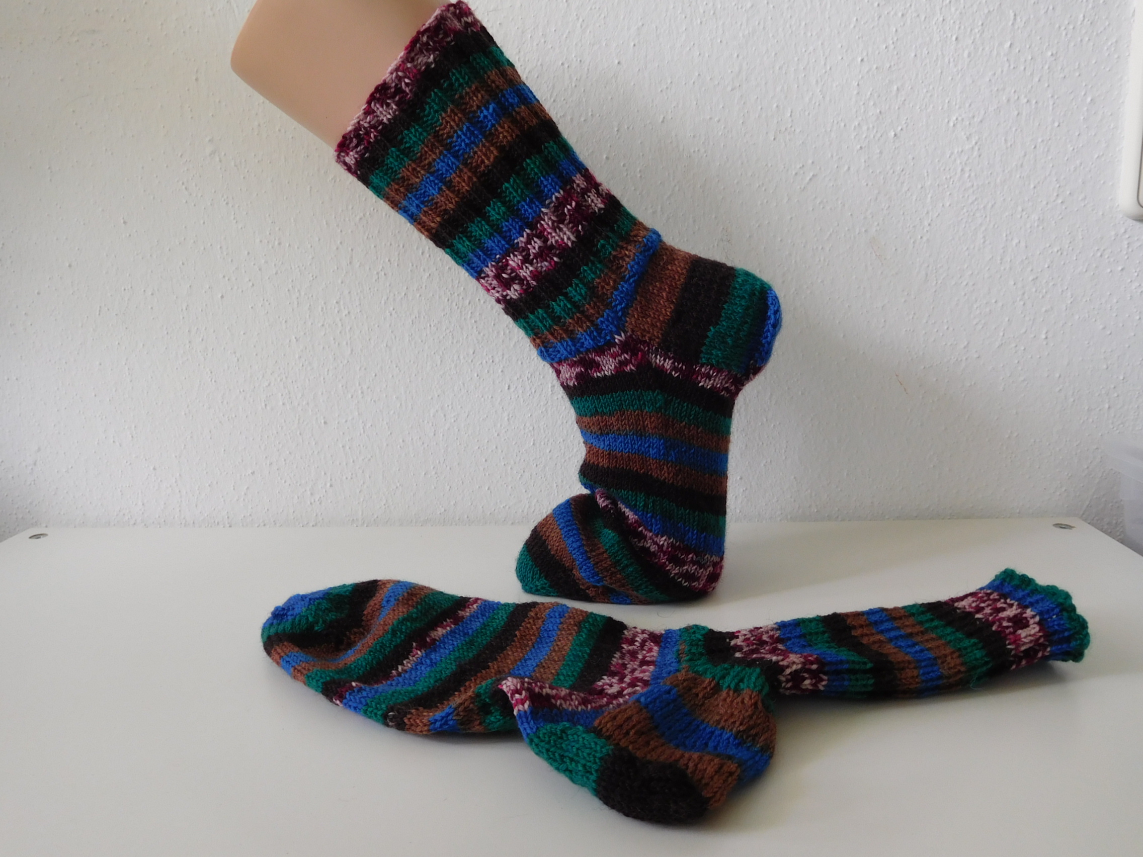 Handgestrickte Wollsocken Gr. 44-grün-blau-braun-gestreift-Handwerker – Bild 2