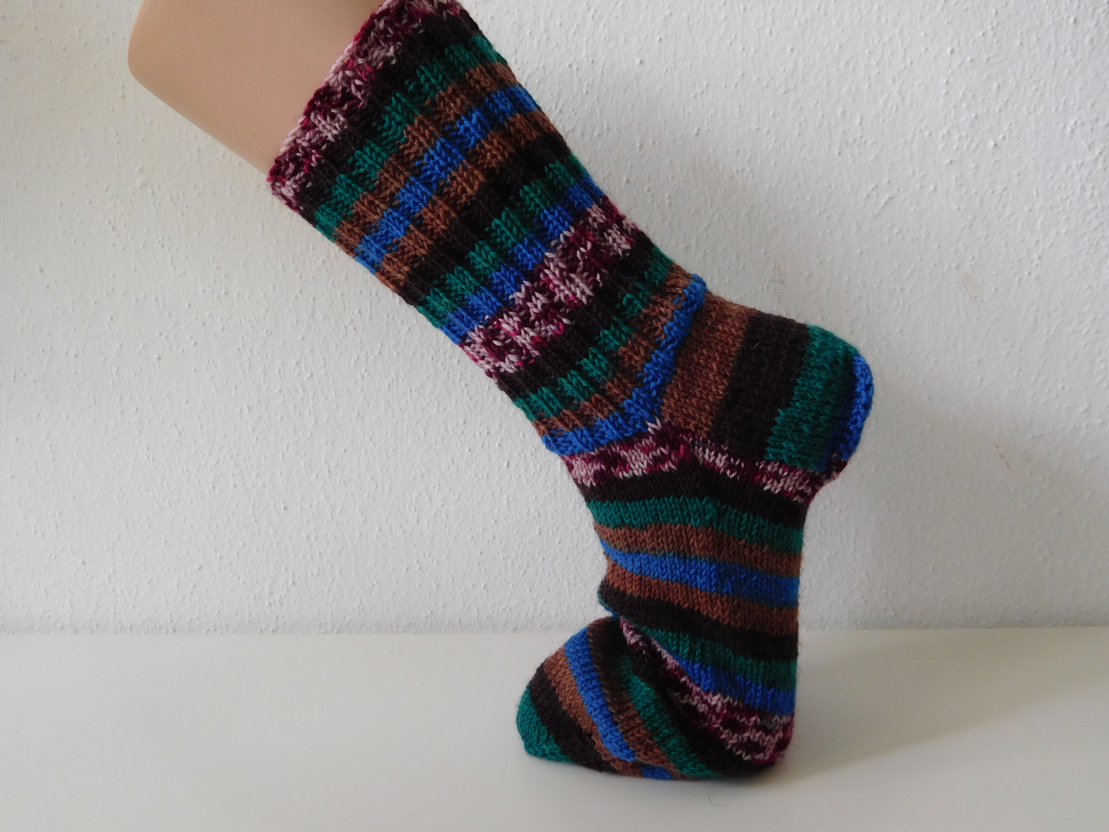 Handgestrickte Wollsocken Gr. 44-grün-blau-braun-gestreift-Handwerker