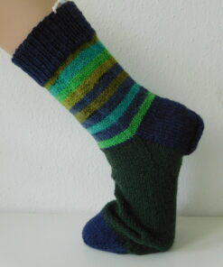 Handgestrickte Wollsocken Gr. 43 – Grün-Blau-mit Steifenmuster im Bein