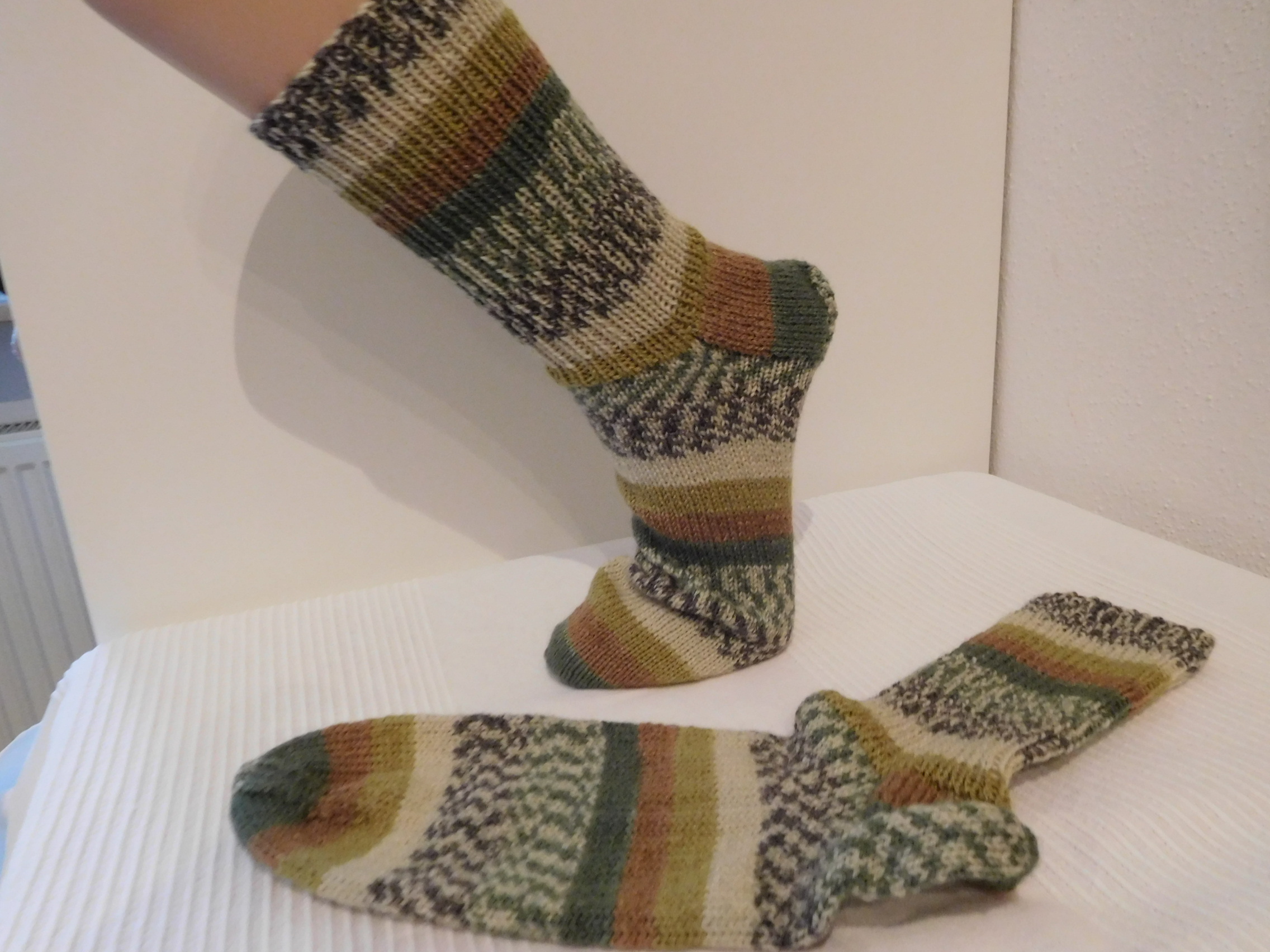 Handgestrickte Wollsocken Gr. 44-grün-gestreift – Bild 2