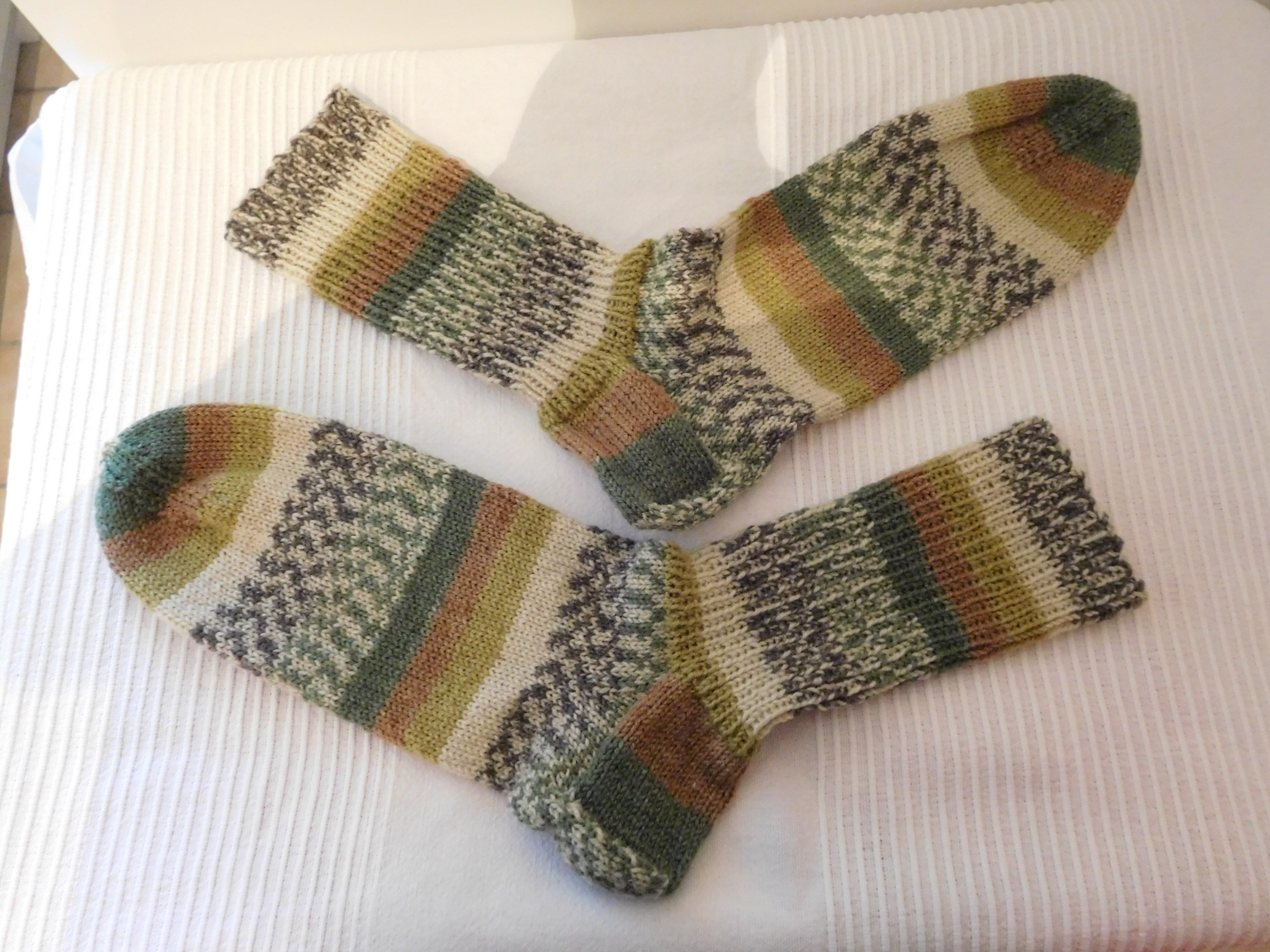 Handgestrickte Wollsocken Gr. 44-grün-gestreift – Bild 3