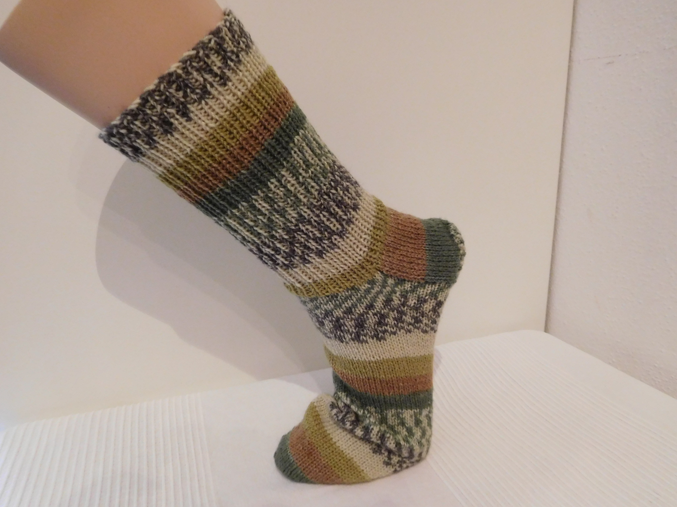 Handgestrickte Wollsocken Gr. 44-grün-gestreift