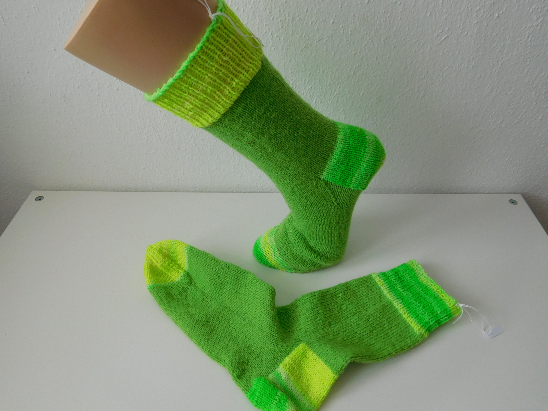 Handgestrickte Wollsocken Gr. 44 – Grün Neon