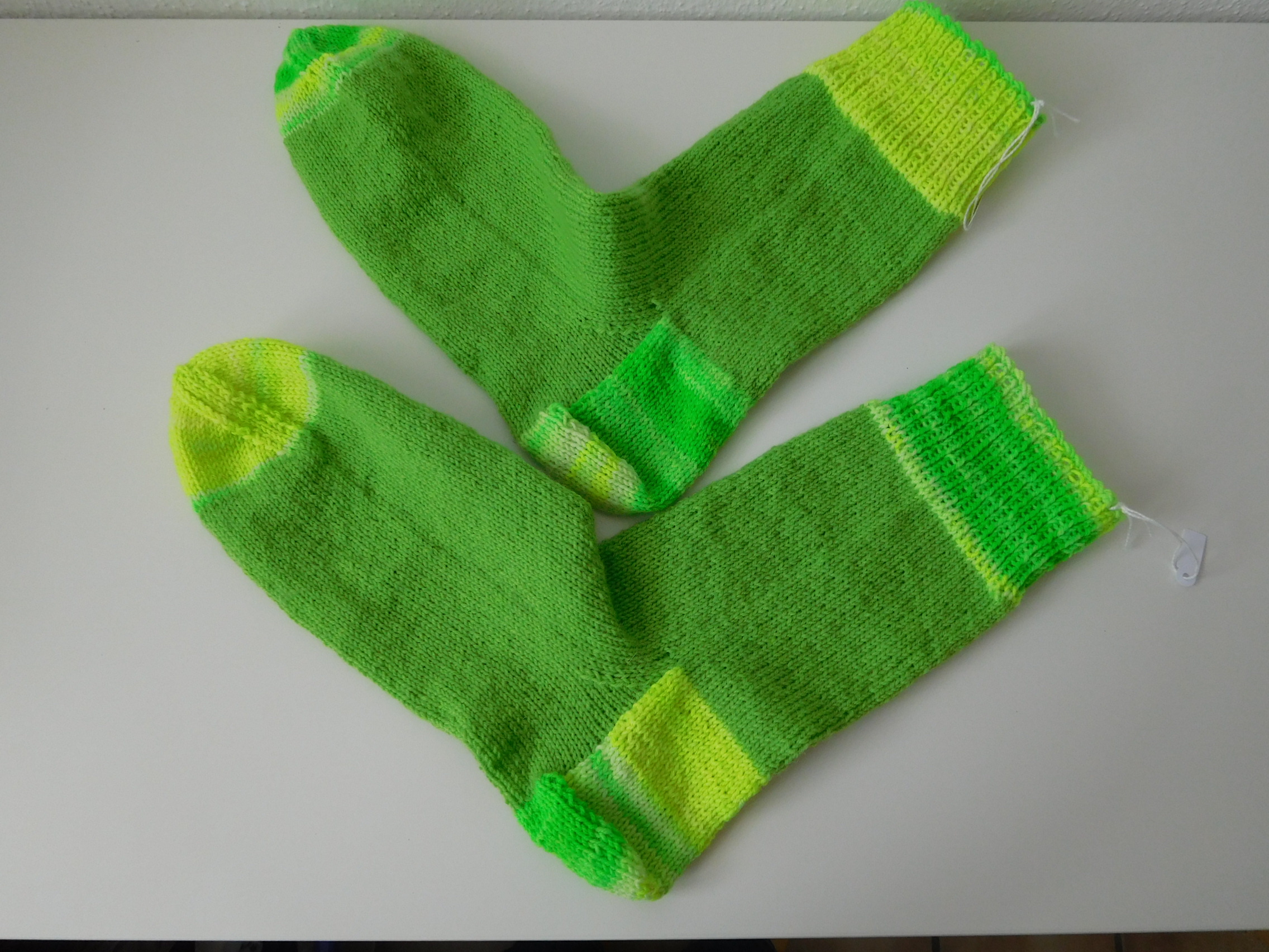 Handgestrickte Wollsocken Gr. 44 – Grün Neon – Bild 3