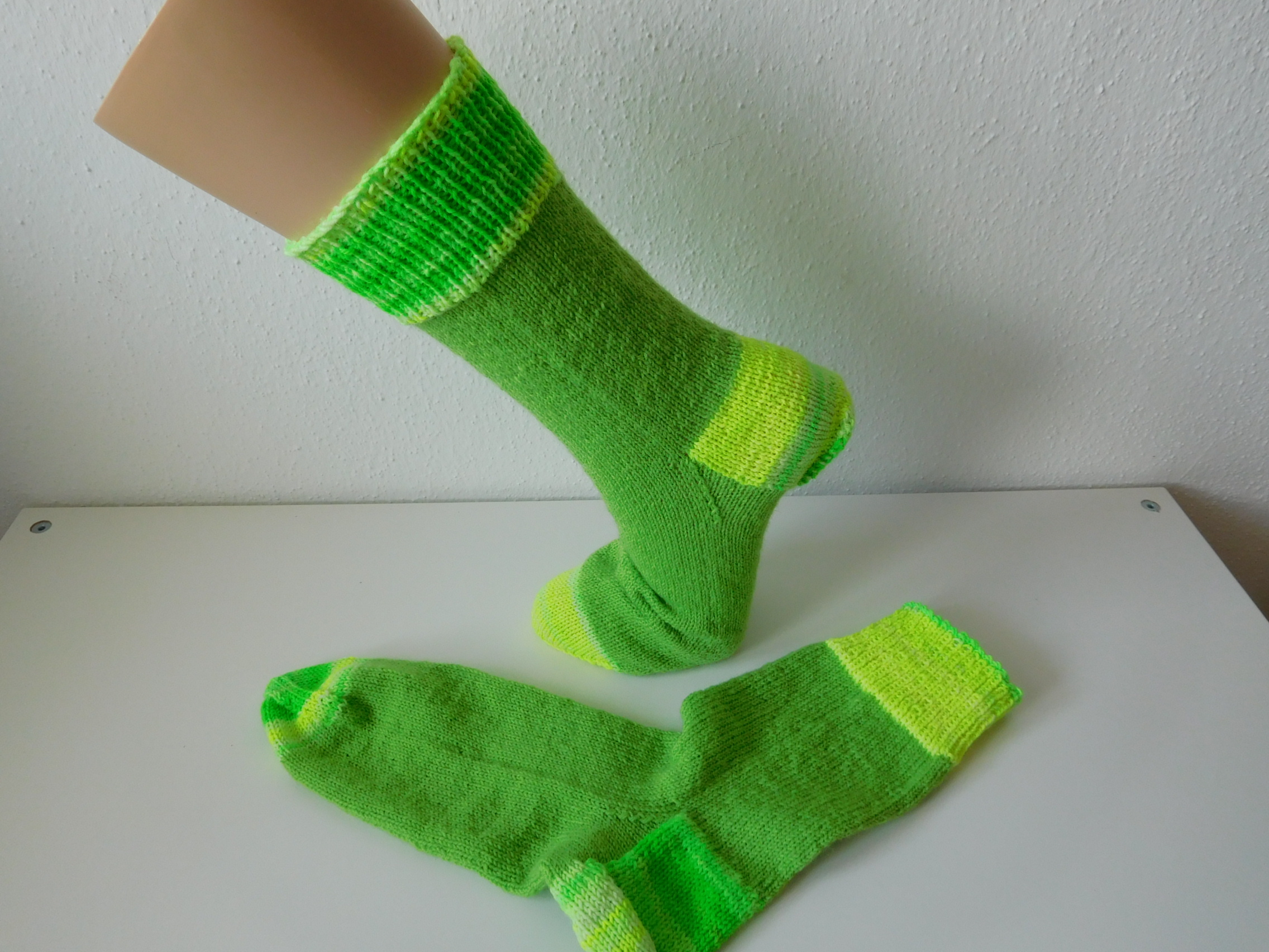 Handgestrickte Wollsocken Gr. 44 – Grün Neon – Bild 2