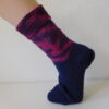 Handgestrickte Wollsocken Gr. 41 - Dunkelblau Lila mit Muster im Bein