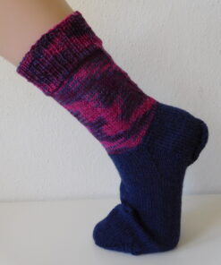 Handgestrickte Wollsocken Gr. 41 - Dunkelblau Lila mit Muster im Bein