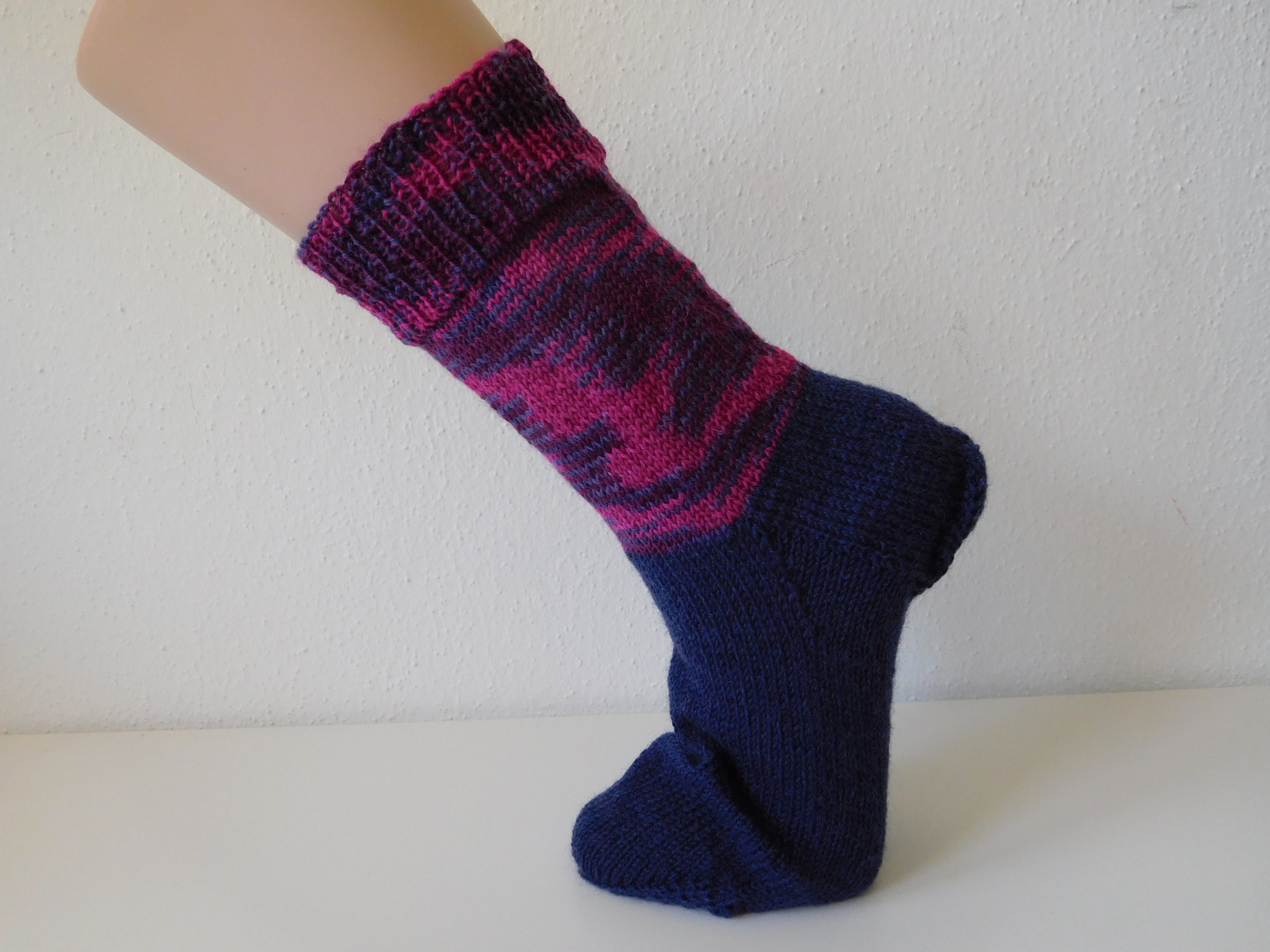 Handgestrickte Wollsocken Gr. 41 - Dunkelblau Lila mit Muster im Bein
