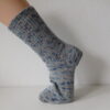 Handgestrickte Wollsocken Gr. 40 - Hellgrau mit Tupfenmuster in Blau