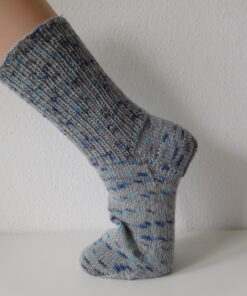 Handgestrickte Wollsocken Gr. 40 - Hellgrau mit Tupfenmuster in Blau