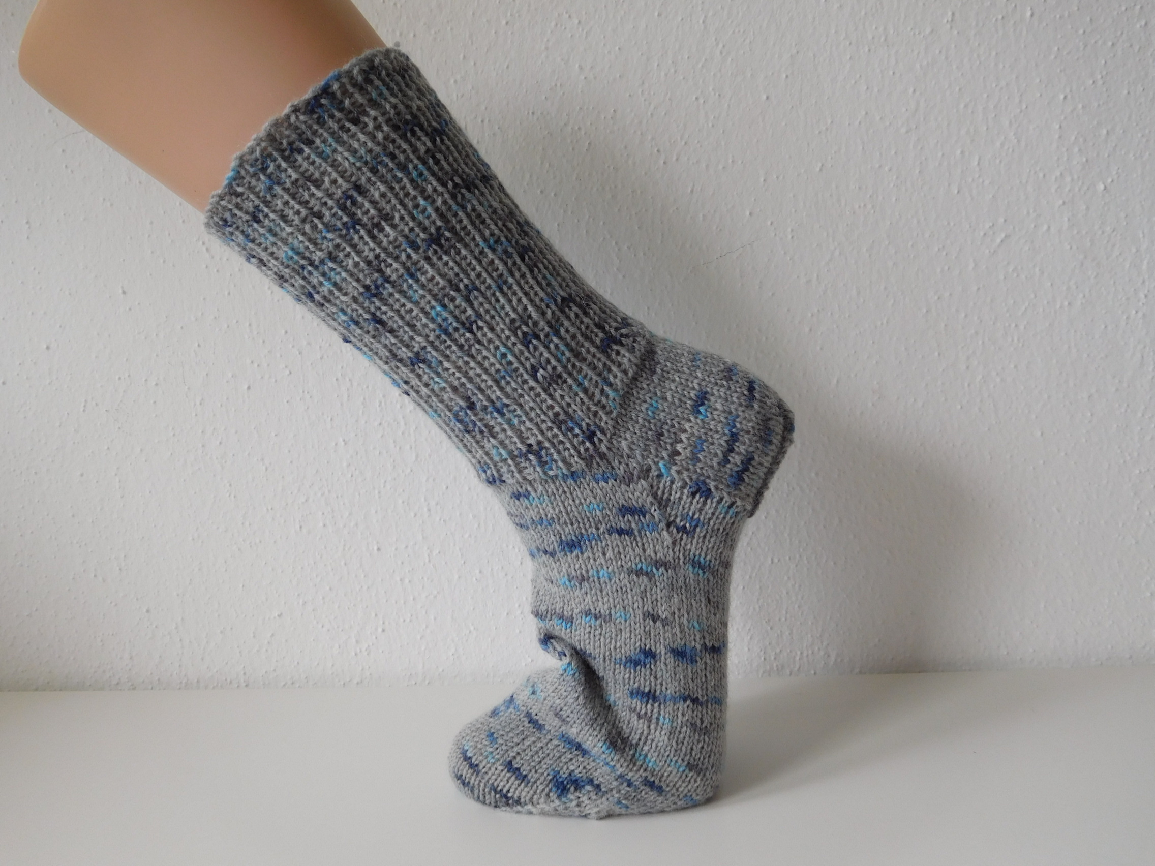 Handgestrickte Wollsocken Gr. 40 - Hellgrau mit Tupfenmuster in Blau