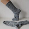 Handgestrickte Wollsocken Gr. 40 - Hellgrau mit Tupfenmuster in Blau – Bild 2
