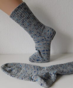 Alternative view of Handgestrickte Wollsocken Gr. 40 - Hellgrau mit Tupfenmuster in Blau