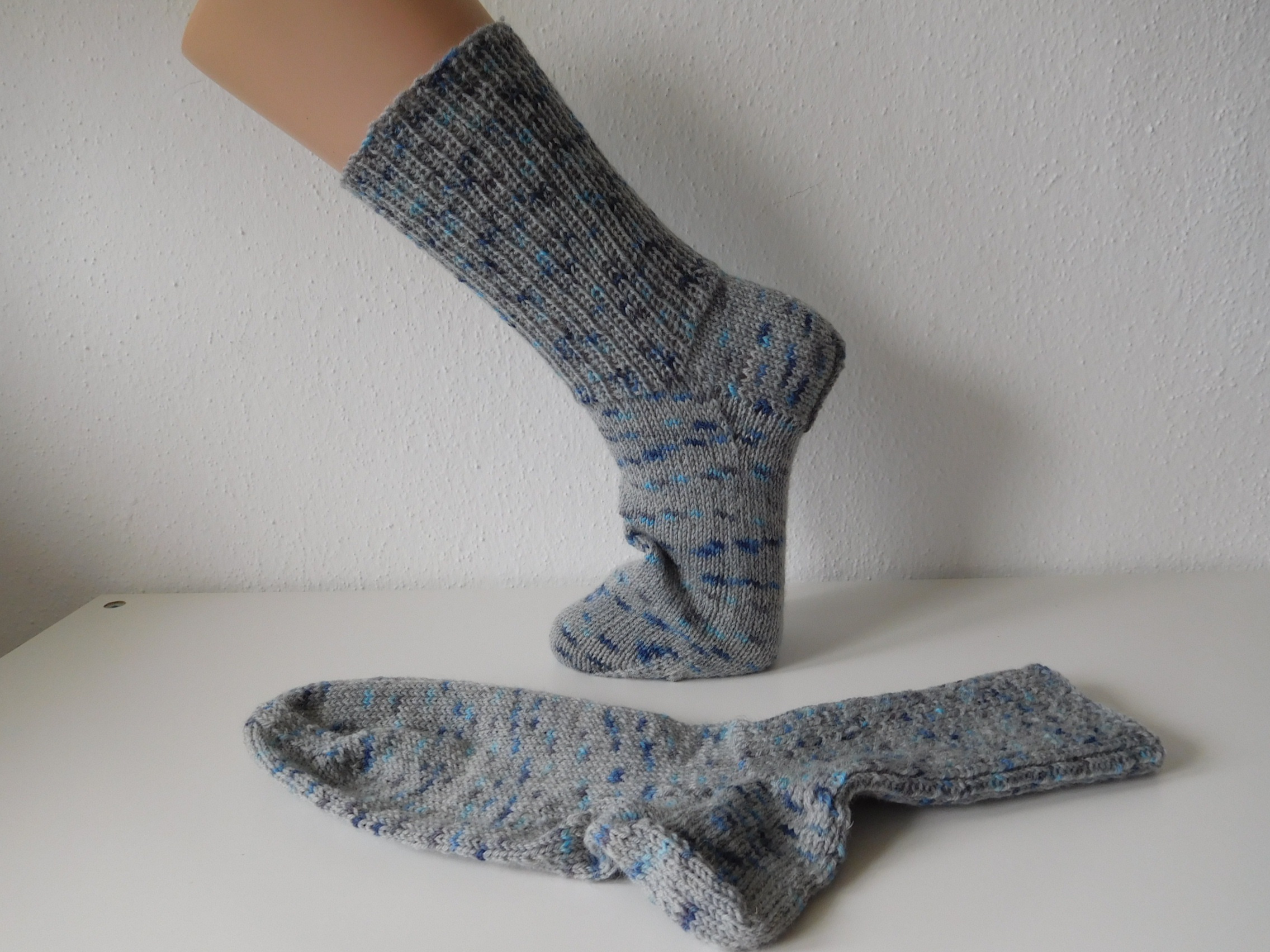 Handgestrickte Wollsocken Gr. 40 - Hellgrau mit Tupfenmuster in Blau – Bild 2