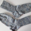 Handgestrickte Wollsocken Gr. 40 - Hellgrau mit Tupfenmuster in Blau – Bild 3