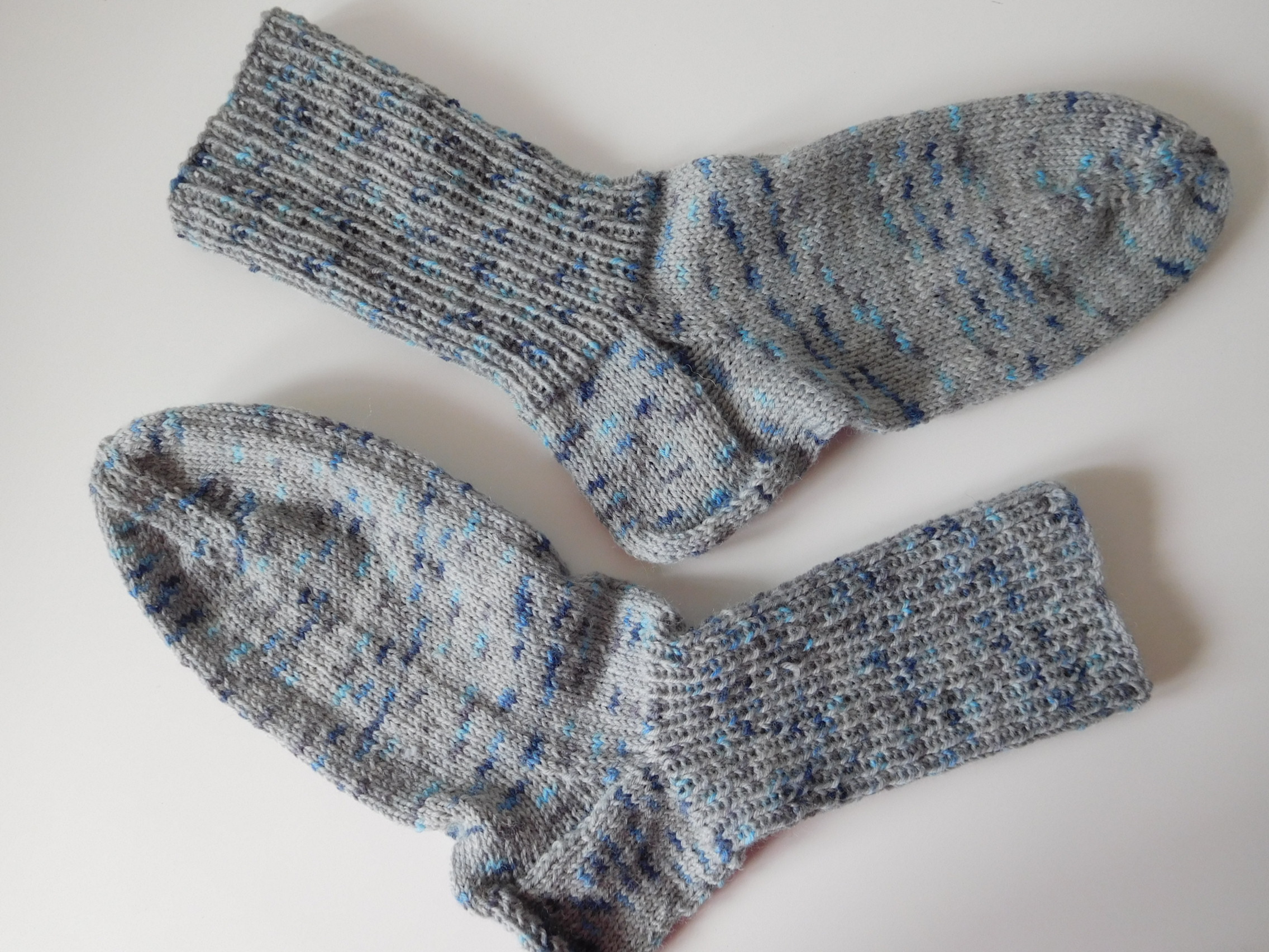 Handgestrickte Wollsocken Gr. 40 - Hellgrau mit Tupfenmuster in Blau – Bild 3