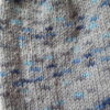 Handgestrickte Wollsocken Gr. 40 - Hellgrau mit Tupfenmuster in Blau – Bild 4