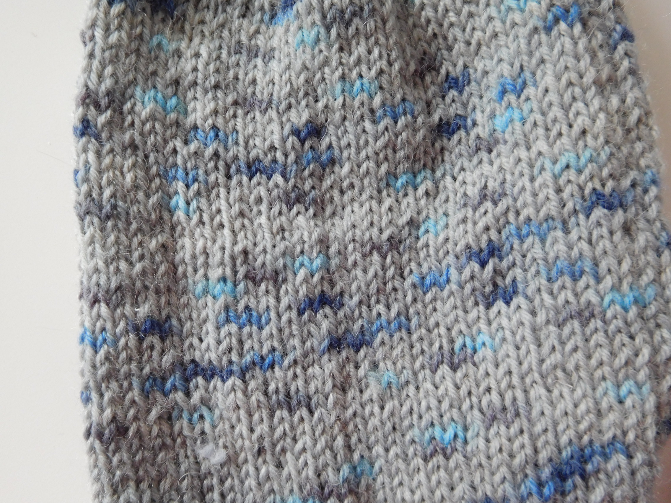 Handgestrickte Wollsocken Gr. 40 - Hellgrau mit Tupfenmuster in Blau – Bild 4