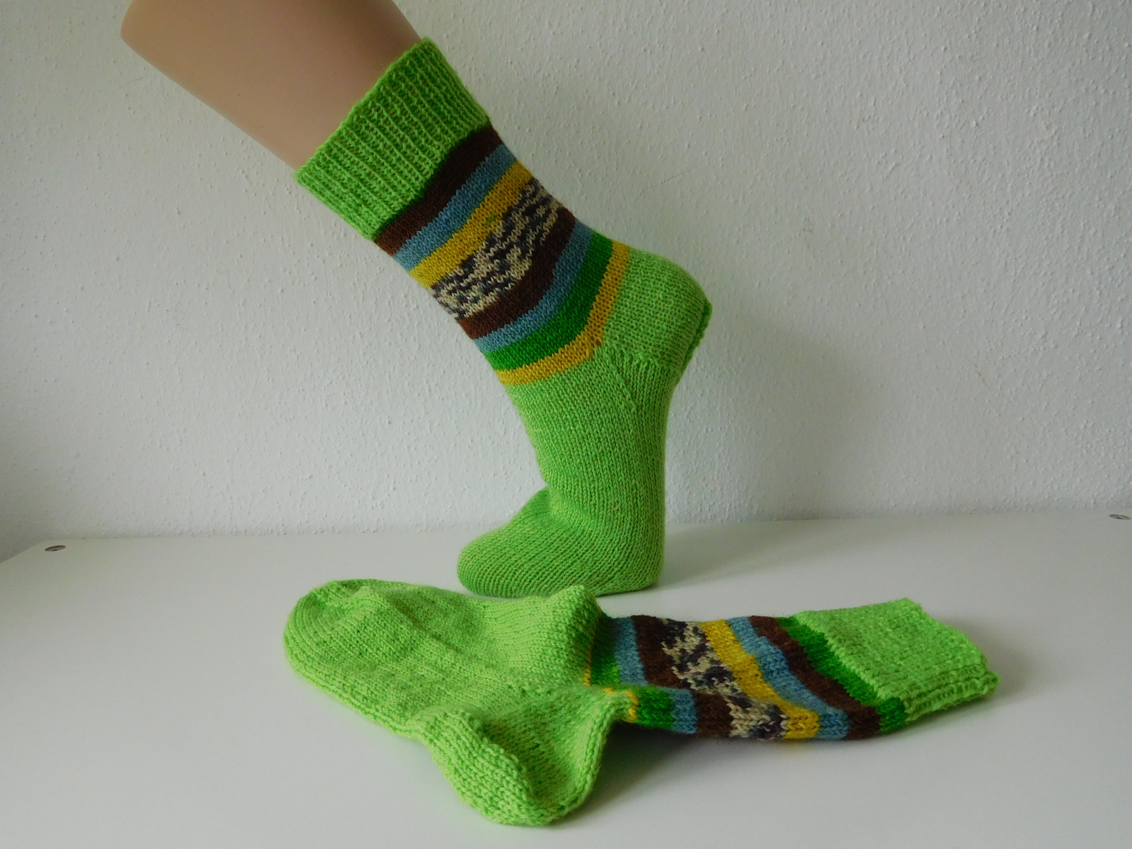 Handgestrickte Wollsocken Gr. 36 – Hellgrün mit Steifenmuster im Bein – Bild 4