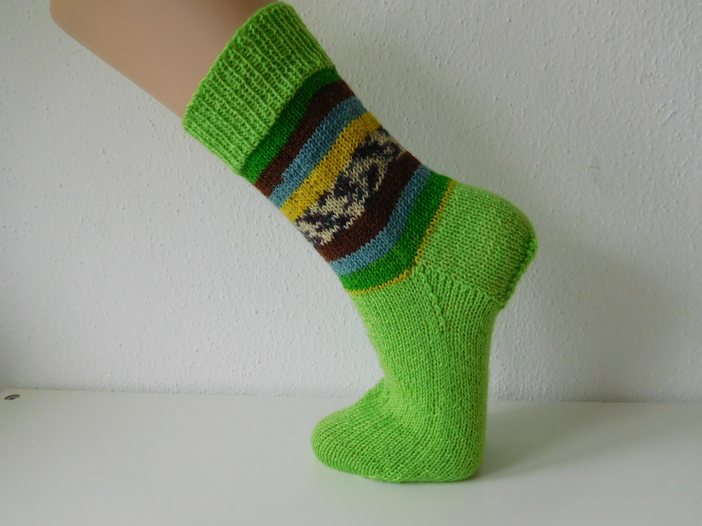 Handgestrickte Wollsocken Gr. 36 – Hellgrün mit Steifenmuster im Bein