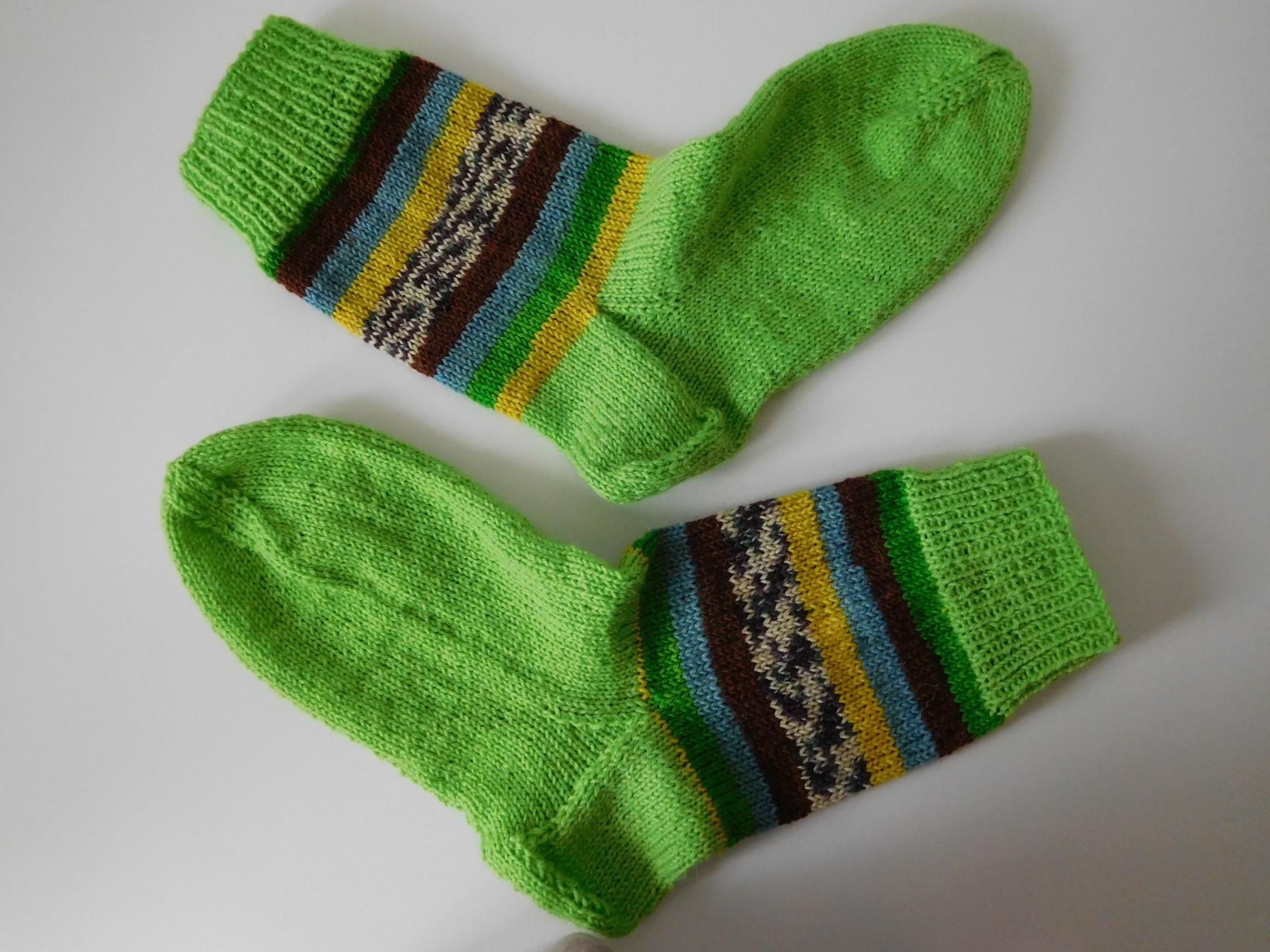 Handgestrickte Wollsocken Gr. 36 – Hellgrün mit Steifenmuster im Bein – Bild 5