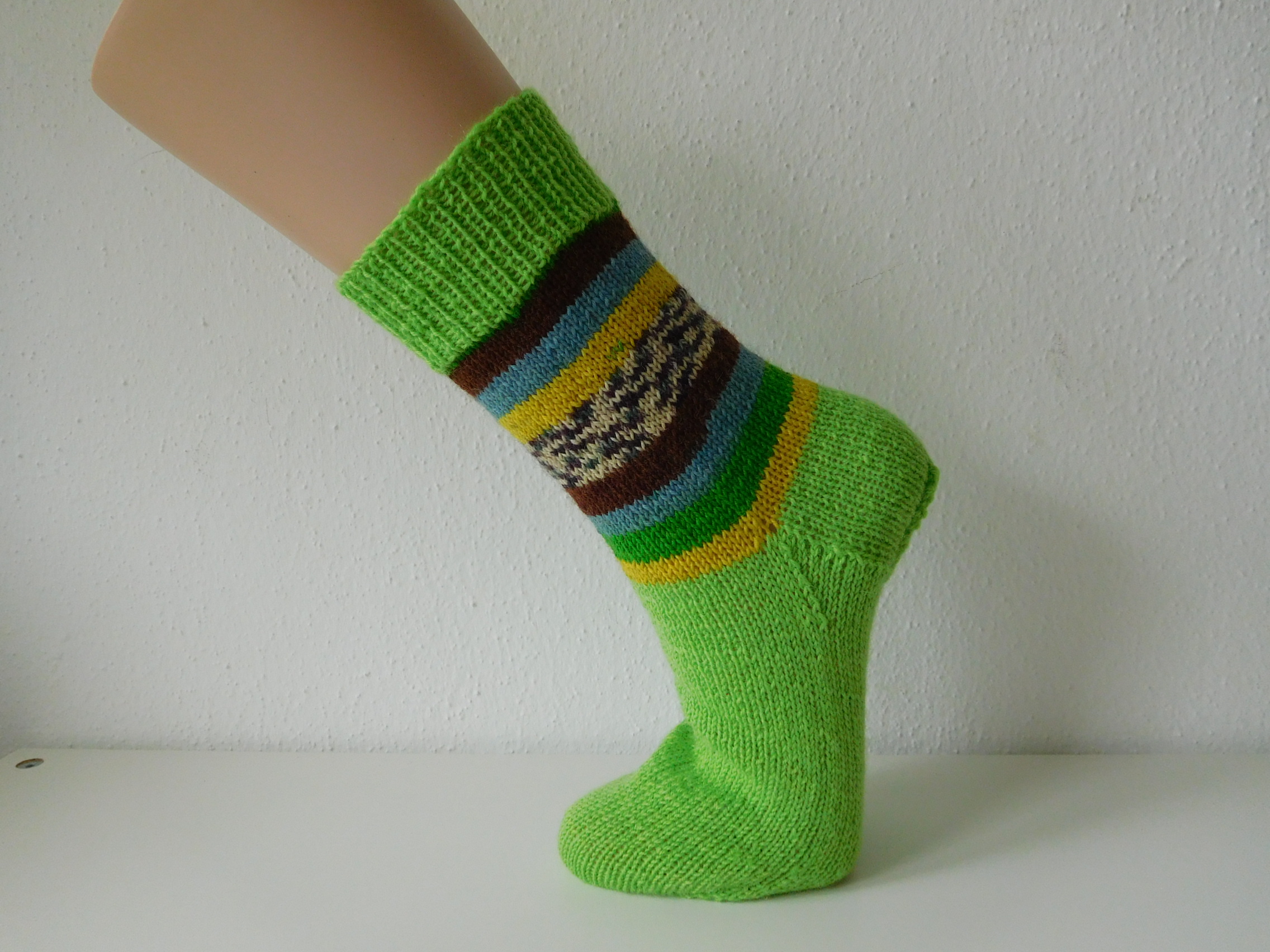 Handgestrickte Wollsocken Gr. 36 – Hellgrün mit Steifenmuster im Bein – Bild 3
