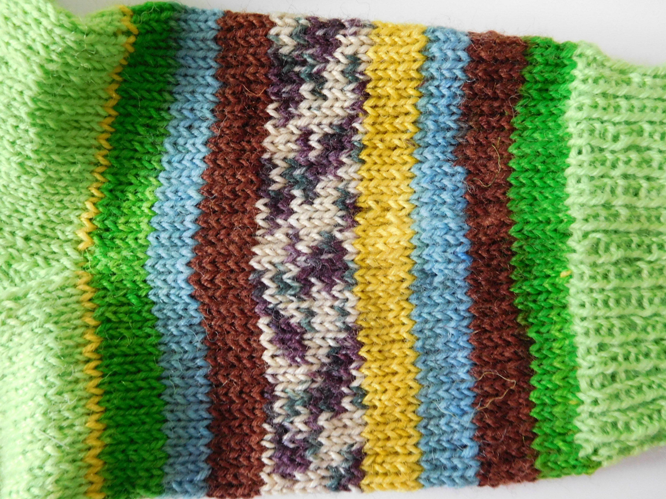 Handgestrickte Wollsocken Gr. 36 – Hellgrün mit Steifenmuster im Bein – Bild 6