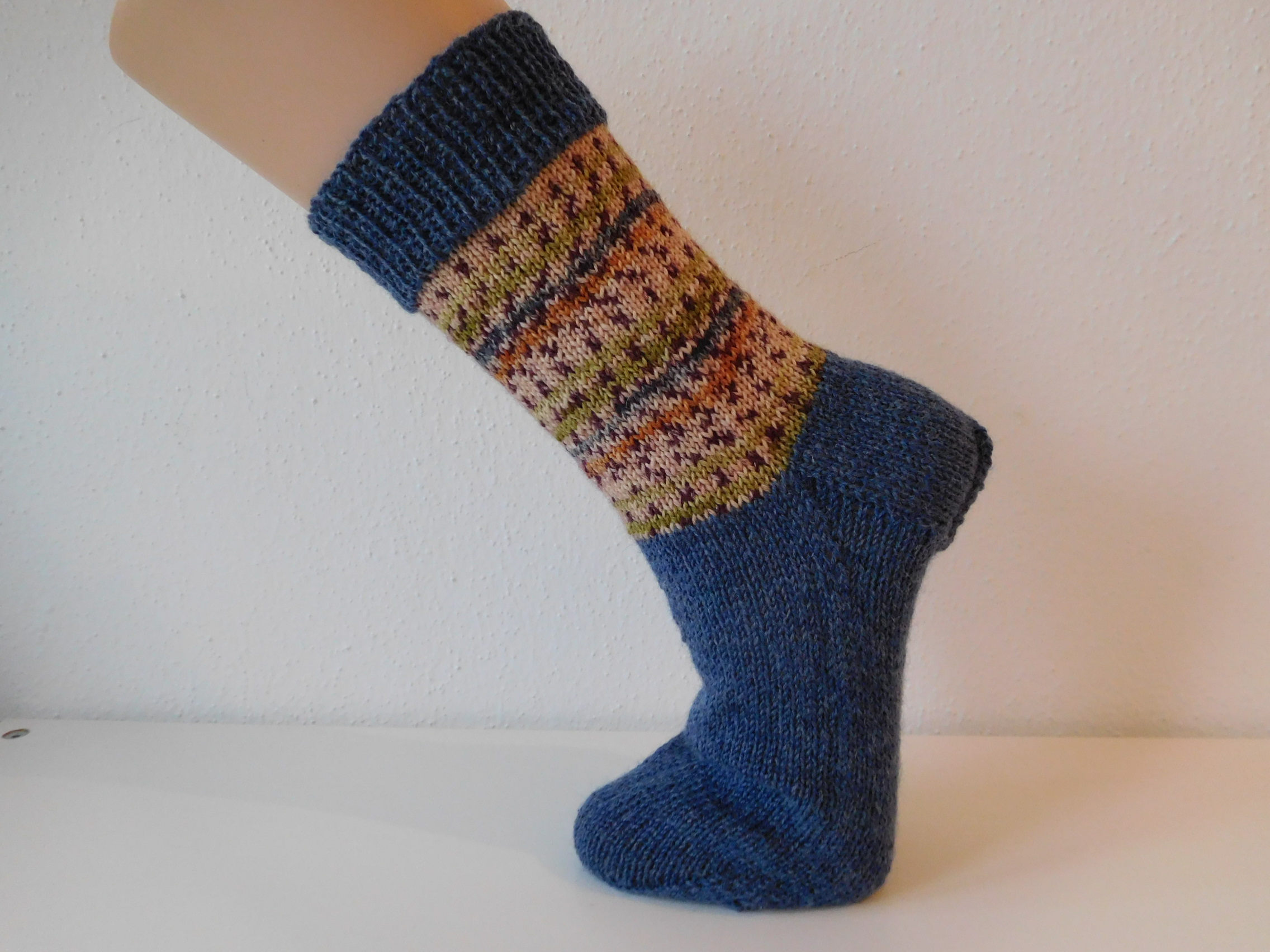 Handgestrickte Wollsocken Gr. 40 – Jeansblau mit Steifenmuster im Bein Beige Grün
