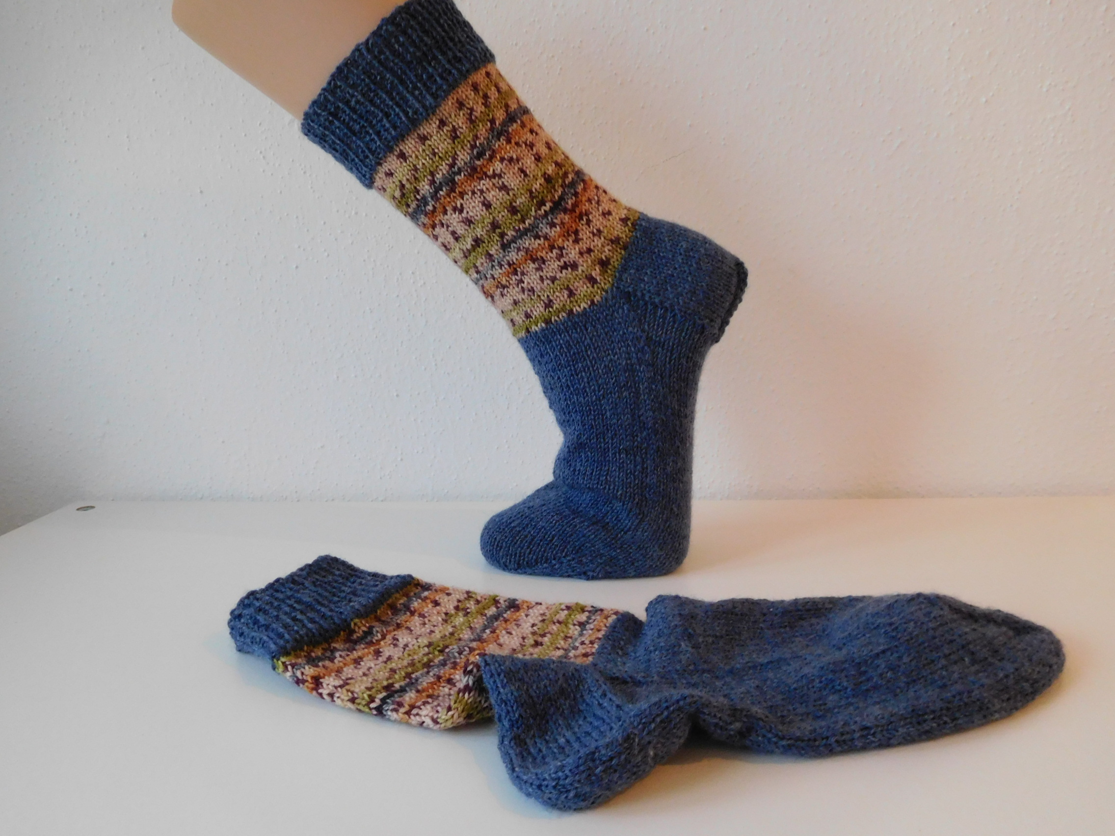 Handgestrickte Wollsocken Gr. 40 – Jeansblau mit Steifenmuster im Bein Beige Grün – Bild 2