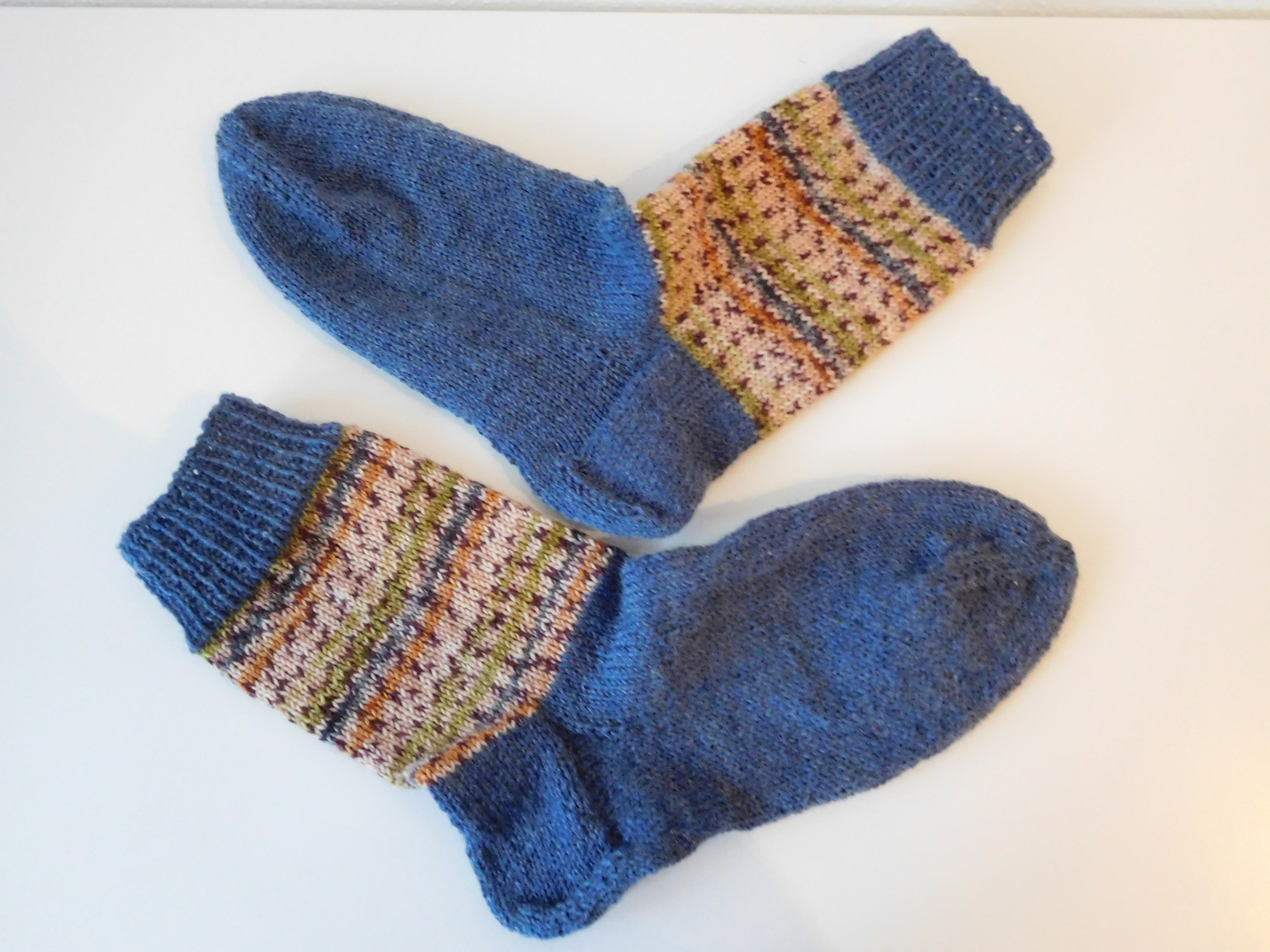 Handgestrickte Wollsocken Gr. 40 – Jeansblau mit Steifenmuster im Bein Beige Grün – Bild 3