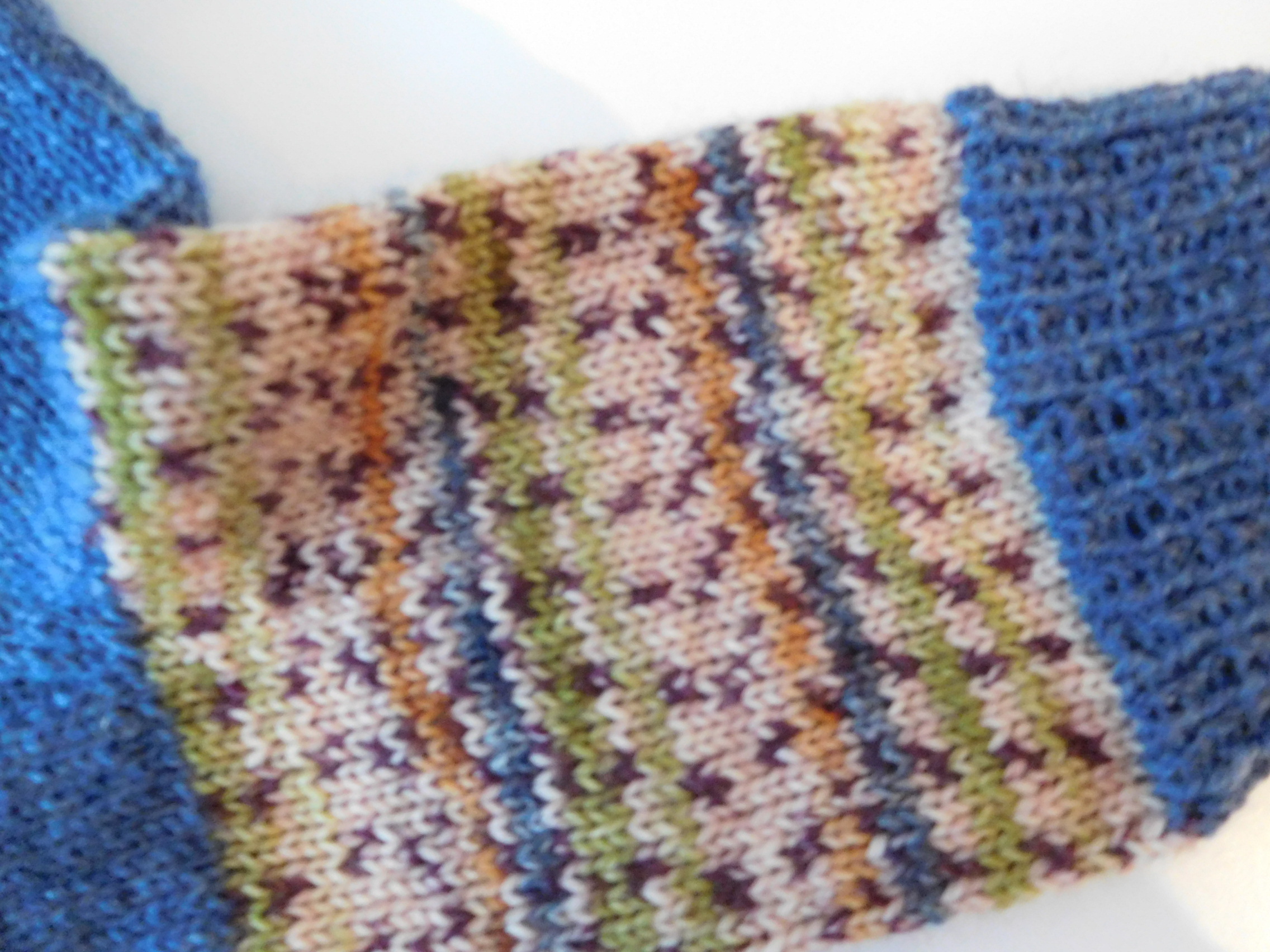 Handgestrickte Wollsocken Gr. 40 – Jeansblau mit Steifenmuster im Bein Beige Grün – Bild 4