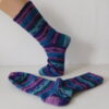 Handgestrickte Wollsocken Gr. 45 - Lila Blau Grün gestreift – Bild 3