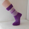 Handgestrickte Wollsocken Gr. 40 – Lila mit Streifenmuster im Bein