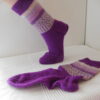 Handgestrickte Wollsocken Gr. 40 – Lila mit Streifenmuster im Bein – Bild 2