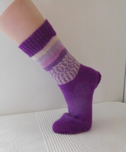 Handgestrickte Wollsocken Gr. 40 – Lila mit Streifenmuster im Bein