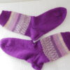 Handgestrickte Wollsocken Gr. 40 – Lila mit Streifenmuster im Bein – Bild 3