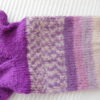 Handgestrickte Wollsocken Gr. 40 – Lila mit Streifenmuster im Bein – Bild 4