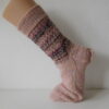Handgestrickte Wollsocken Gr. 46 – Rose-Beige-mit Steifenmuster im Bein