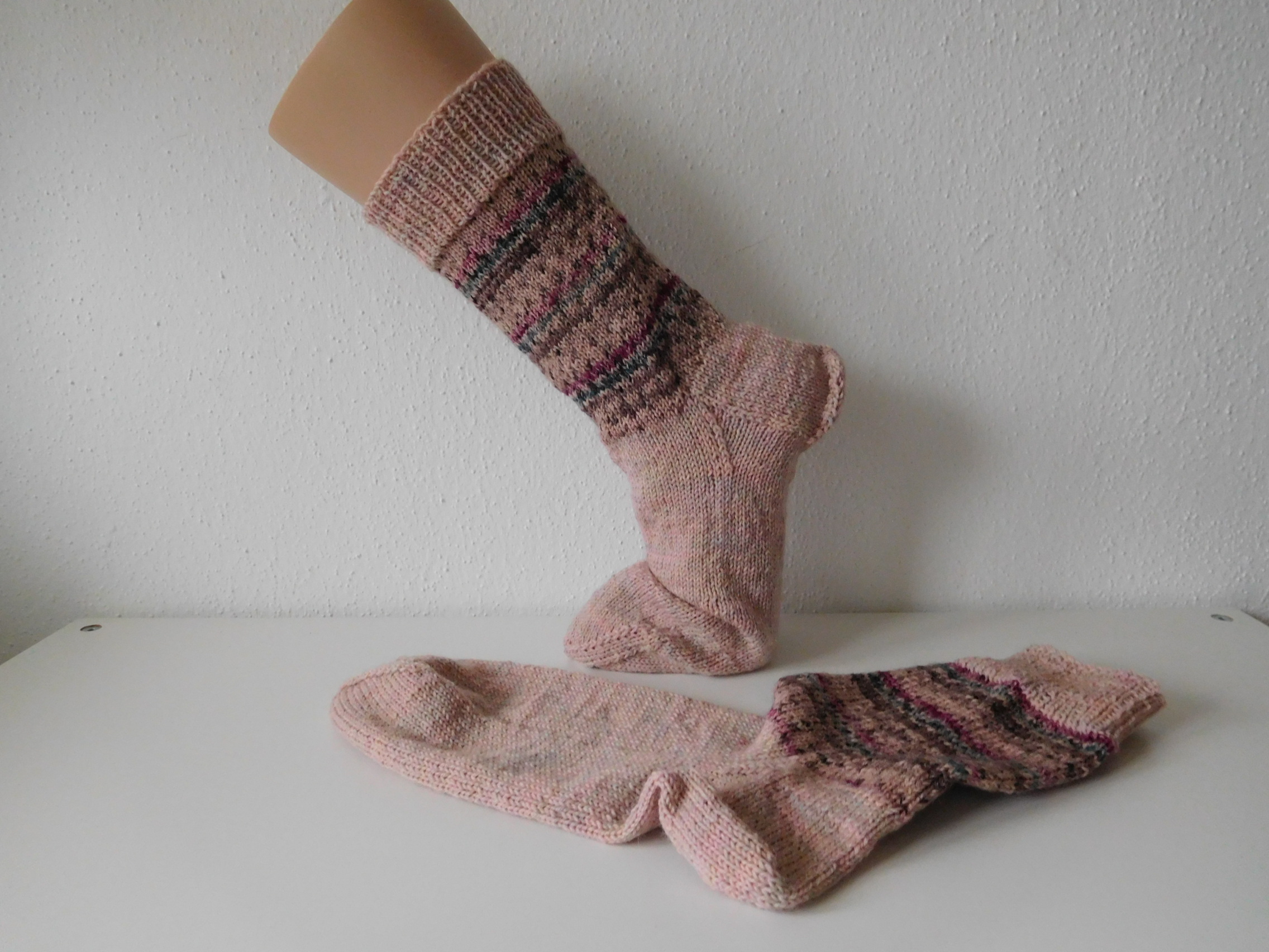 Handgestrickte Wollsocken Gr. 46 – Rose-Beige-mit Steifenmuster im Bein – Bild 2