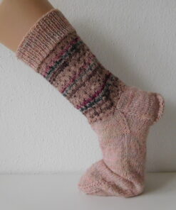 Handgestrickte Wollsocken Gr. 46 – Rose-Beige-mit Steifenmuster im Bein