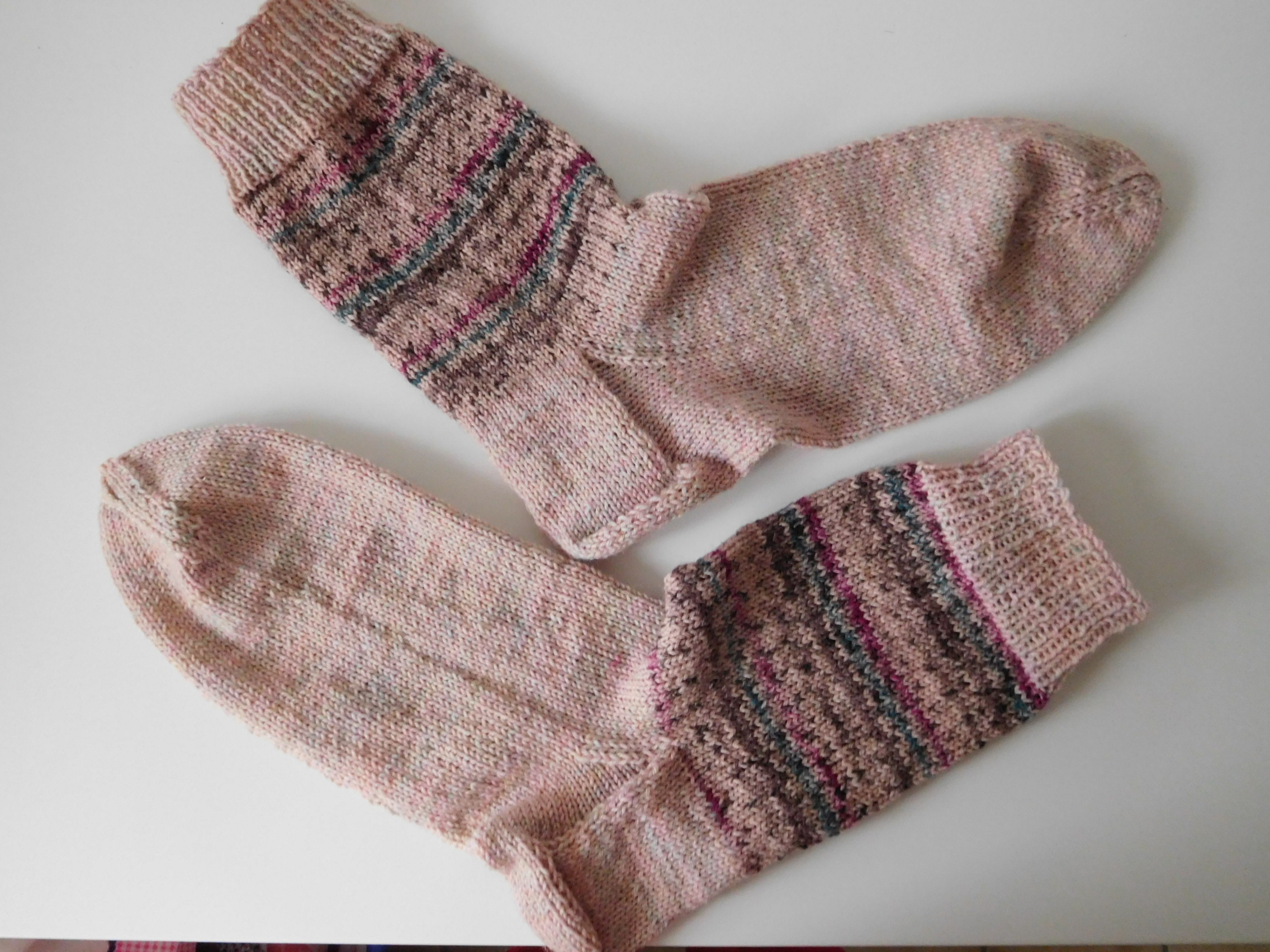 Handgestrickte Wollsocken Gr. 46 – Rose-Beige-mit Steifenmuster im Bein – Bild 3