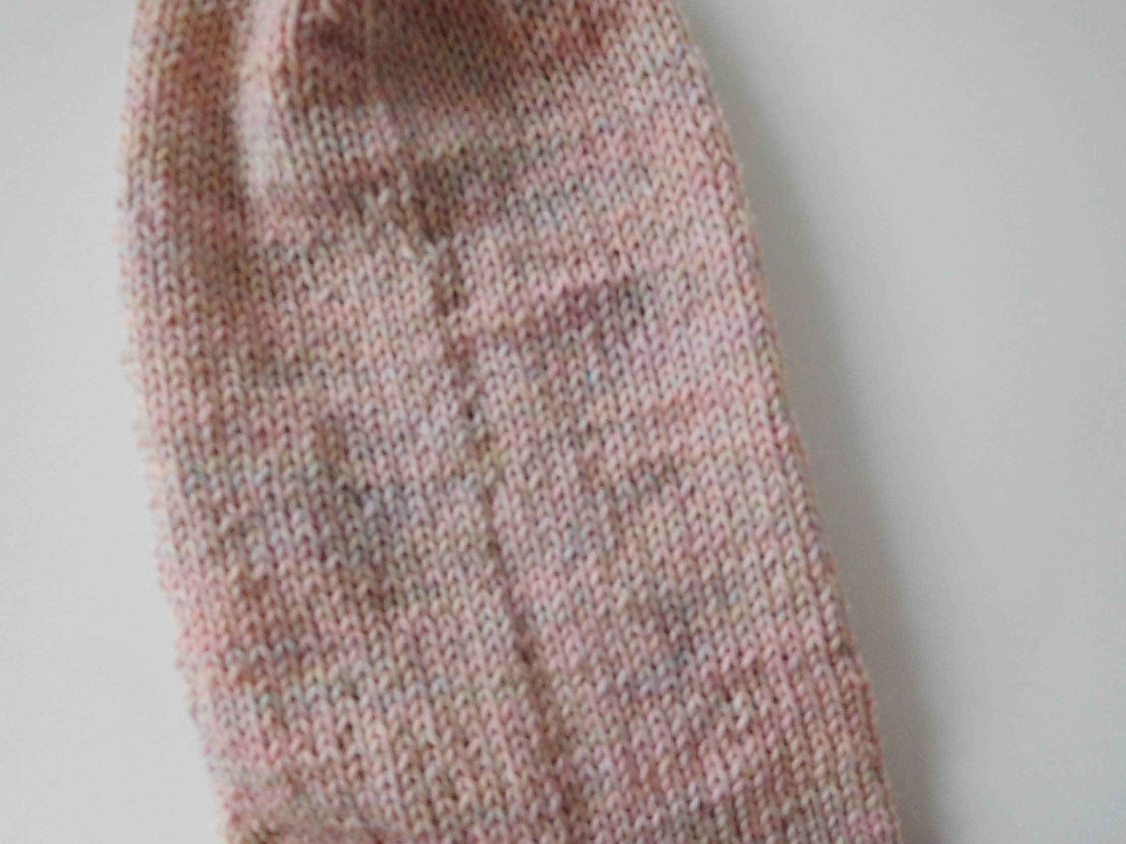 Handgestrickte Wollsocken Gr. 46 – Rose-Beige-mit Steifenmuster im Bein – Bild 4