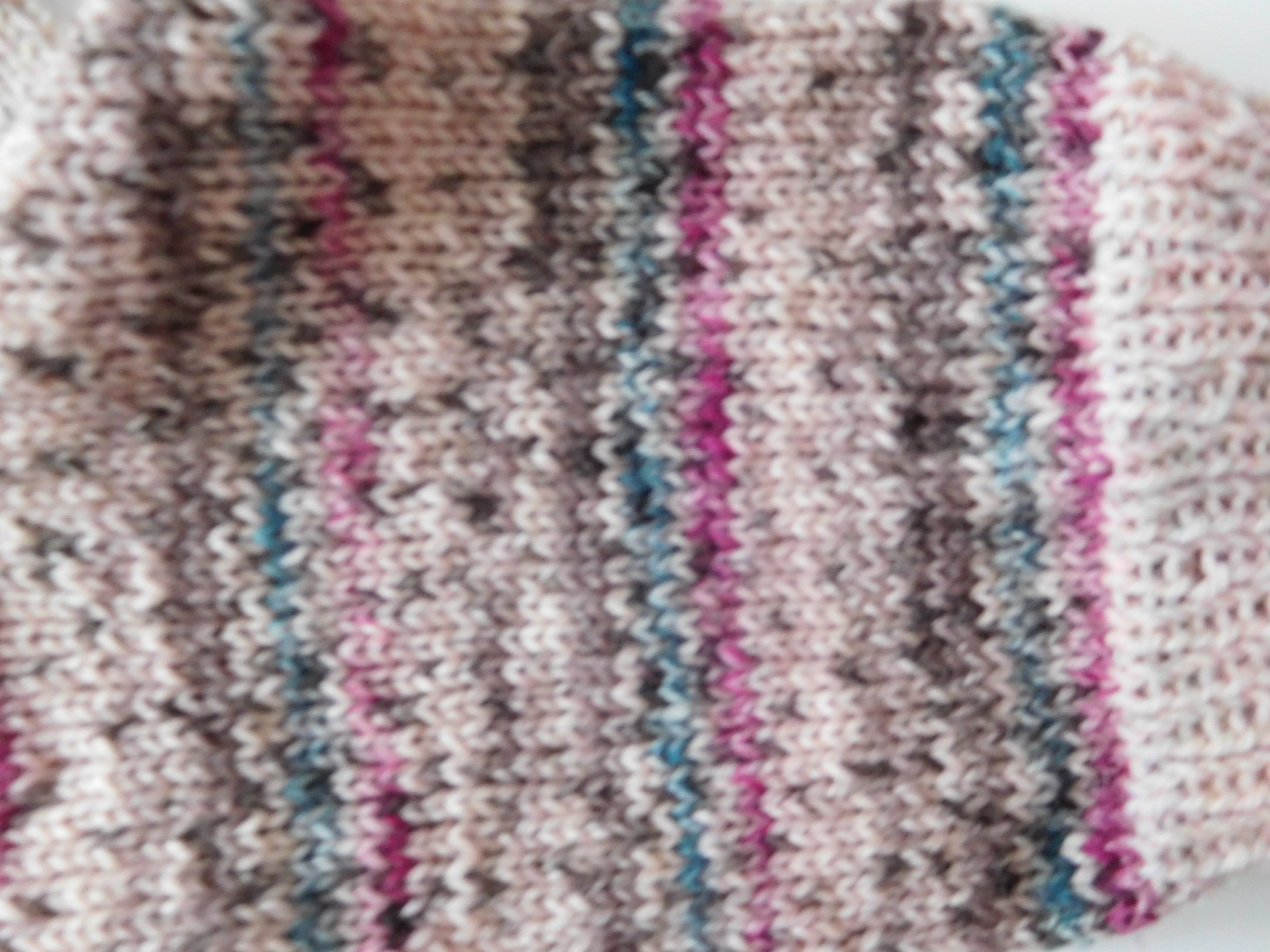 Handgestrickte Wollsocken Gr. 46 – Rose-Beige-mit Steifenmuster im Bein – Bild 5