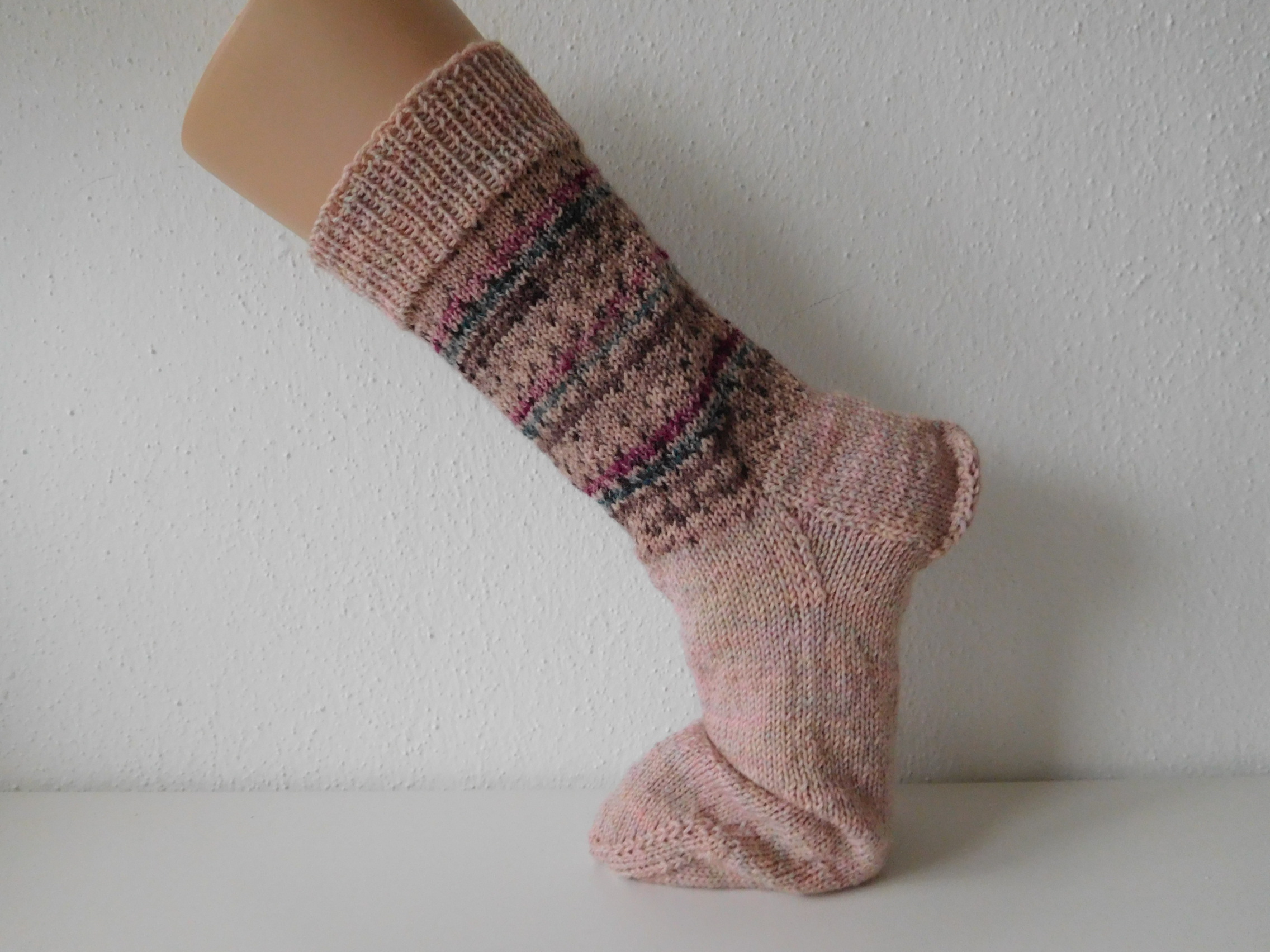 Handgestrickte Wollsocken Gr. 46 – Rose-Beige-mit Steifenmuster im Bein