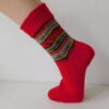 Handgestrickte Wollsocken Gr. 36 - Rot mit Streifenmuster im Bein Blau Gelb Grün