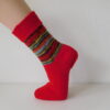 Handgestrickte Wollsocken Gr. 36 - Rot mit Streifenmuster im Bein Blau Gelb Grün – Bild 2